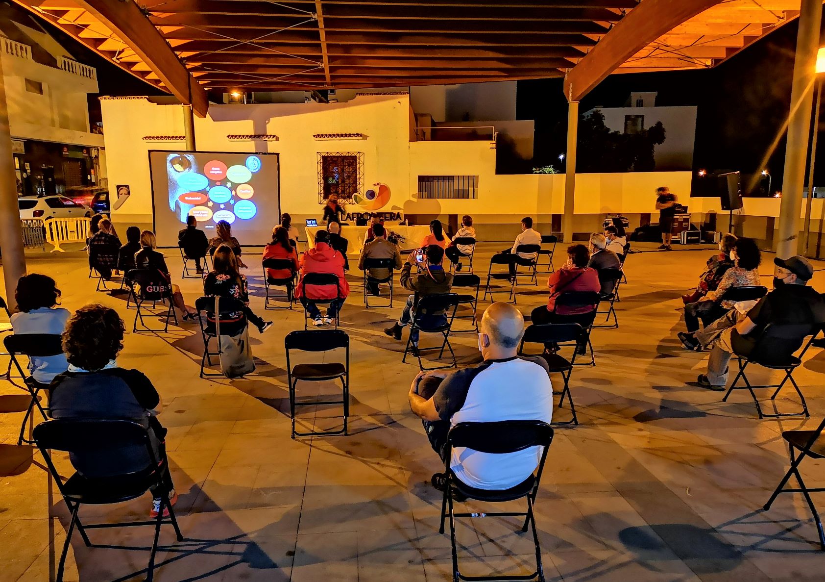 Una charla acerca  a los vecinos de La Frontera la defensa de la observación del cielo nocturno